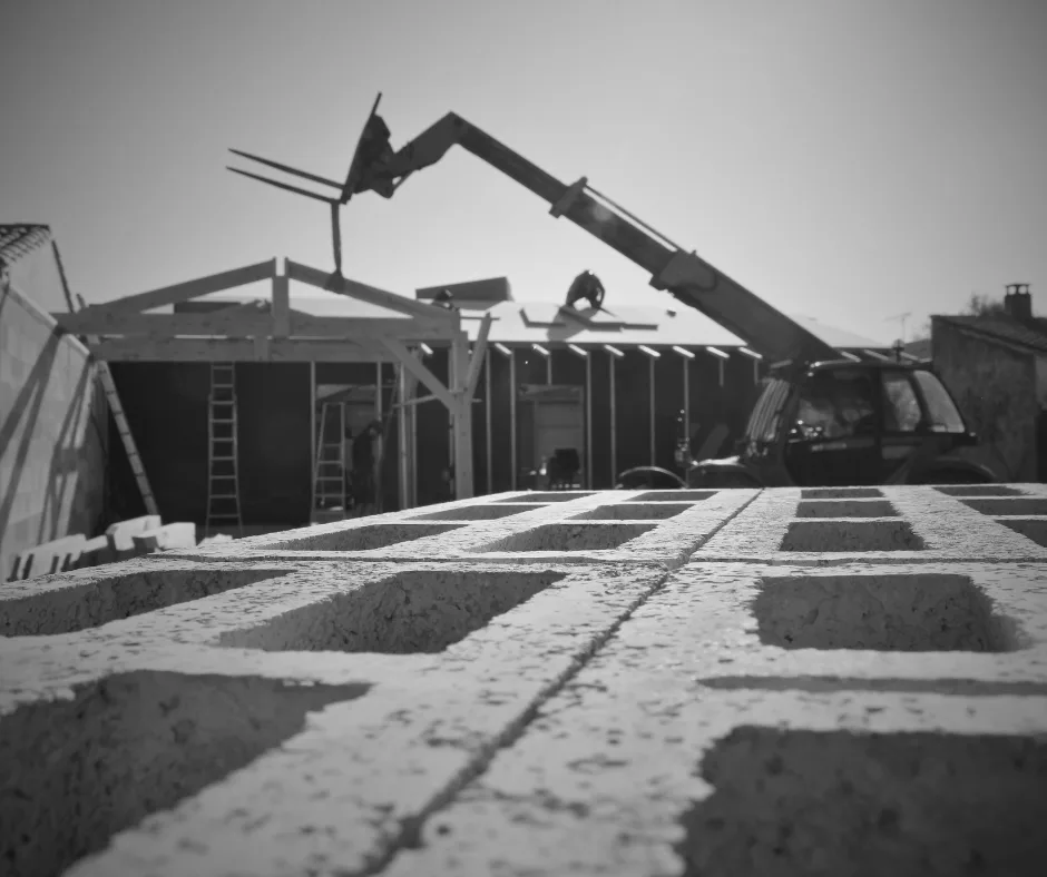 Blocs de maçonnerie au premier plan sur un chantier de construction architecturale