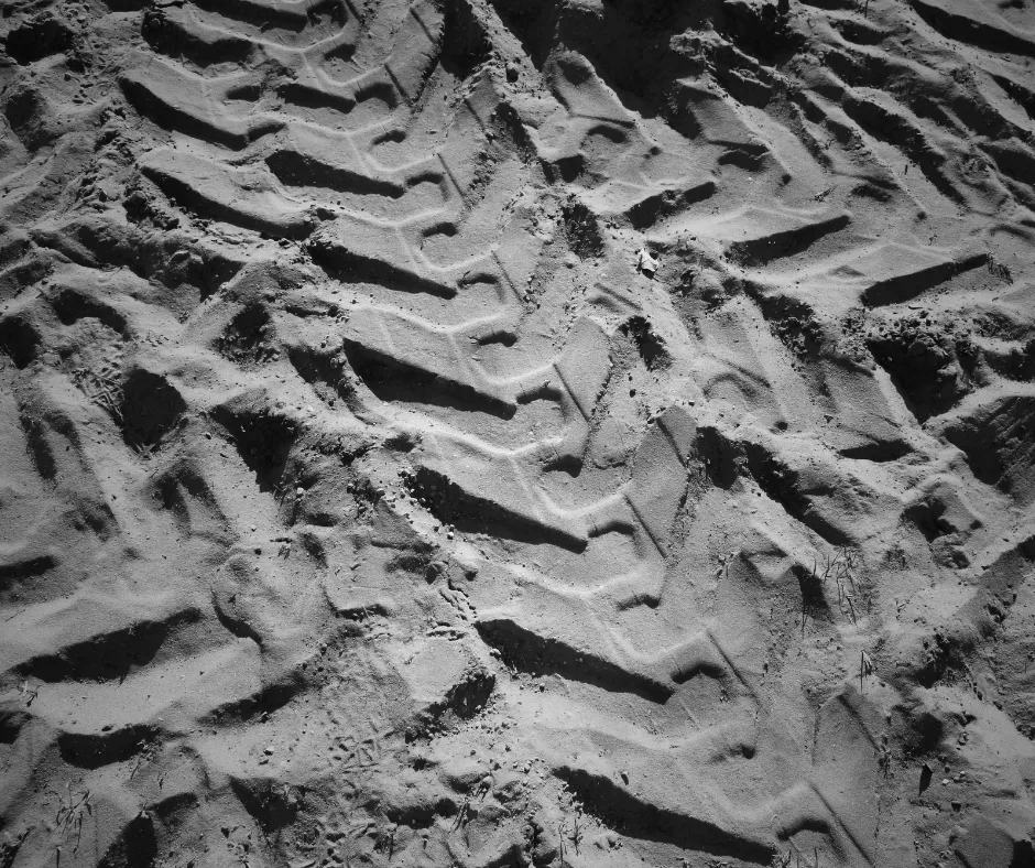 Traces d’engins de chantier sur sol brut, témoignant de l’avancement du projet